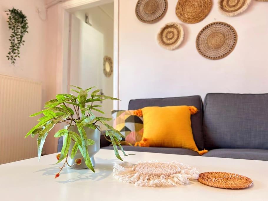 Cozy Fairytal Garden Apartment, Family Friendly, Free Parking, 15 Min To Airport Atenas Exterior foto