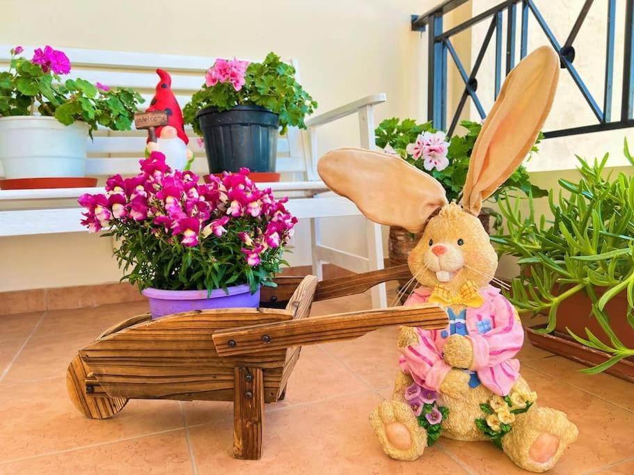 Cozy Fairytal Garden Apartment, Family Friendly, Free Parking, 15 Min To Airport Atenas Exterior foto